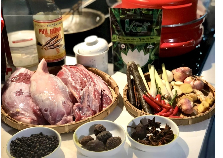 Nguy&ecirc;n liệu l&agrave;m bắp b&ograve; ng&acirc;m mắm