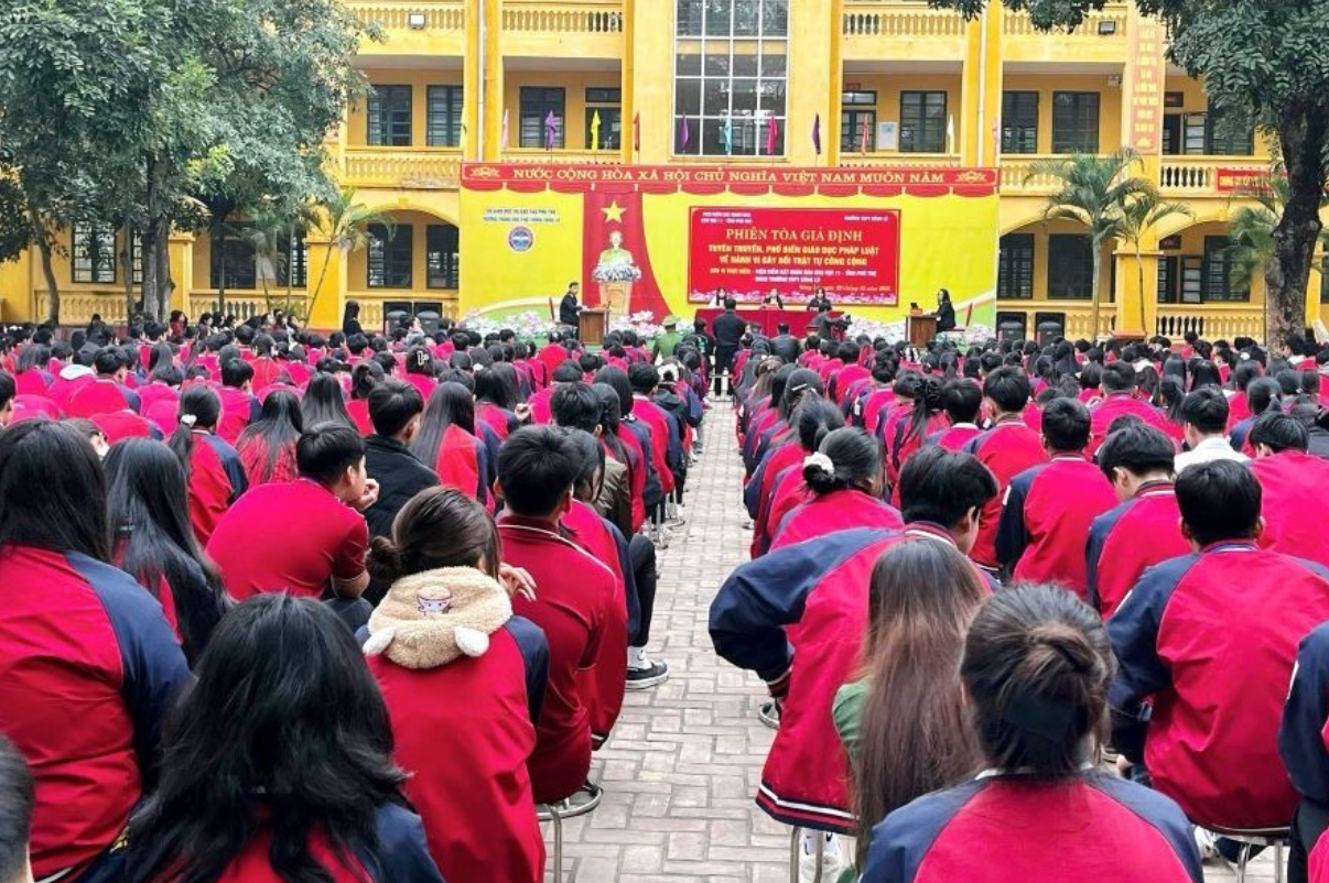 Phi&ecirc;n t&ograve;a x&eacute;t xử giả định tại Trường THPT S&ocirc;ng L&ocirc;.