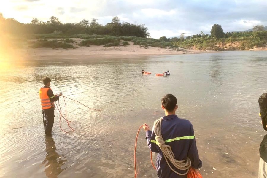 Quảng Trị: Nỗ lực tìm kiếm nam sinh mất tích trên sông Sê Pôn