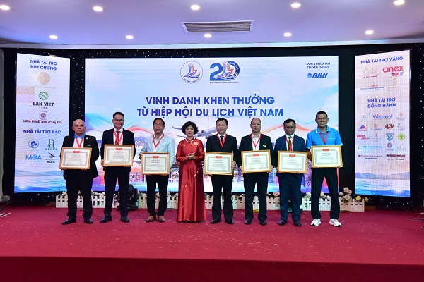 Vinh danh khen thưởng từ HHDLVN