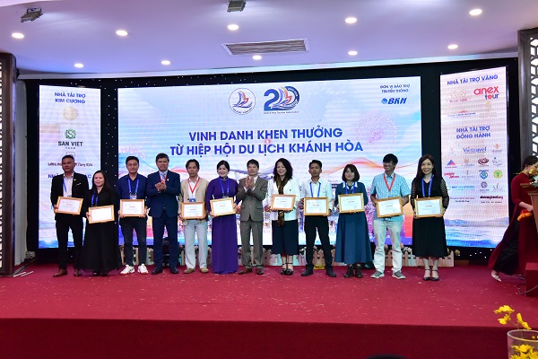 Vinh danh khen thưởng từ HHDLVN