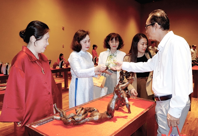 Đại biểu tham quan không gian trưng bày, triển lãm sản phẩm trầm hương. Đại biểu tham quan không gian trưng bày, triển lãm sản phẩm trầm hương.