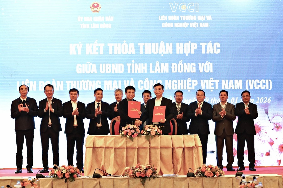 UBND tỉnh k&yacute; kết thỏa thuận hợp t&aacute;c với VCCI về cải thiện m&ocirc;i trường đầu tư kinh doanh, n&acirc;ng cao năng lực cạnh tranh v&agrave; hỗ trợ ph&aacute;t triển doanh nghiệp