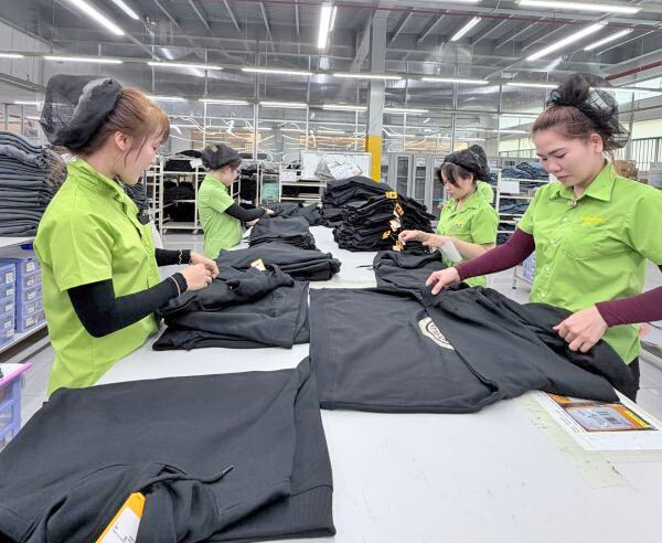 Công nhân tập trung sản xuất để hoàn thành kế hoạch cuối năm. (Nguồn ảnh: Báo Đồng Tháp) Công nhân tập trung sản xuất để hoàn thành kế hoạch cuối năm. (Nguồn ảnh: Báo Đồng Tháp)