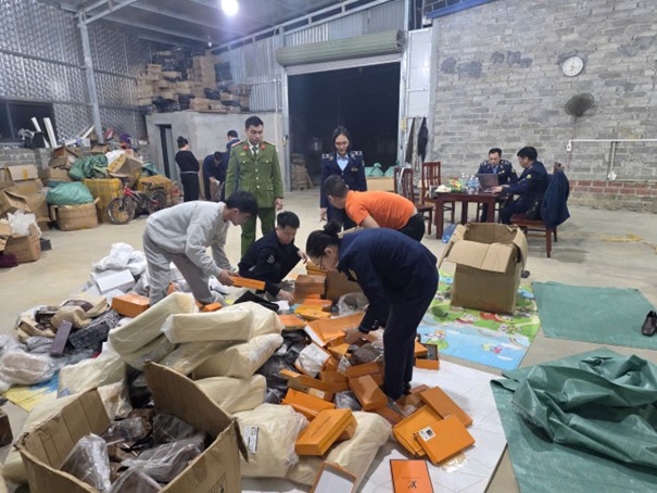 Lực lượng chức năng tỉnh Thái Nguyên kiểm tra hàng hóa tại cơ sở kinh doanh Lực lượng chức năng tỉnh Thái Nguyên kiểm tra hàng hóa tại cơ sở kinh doanh