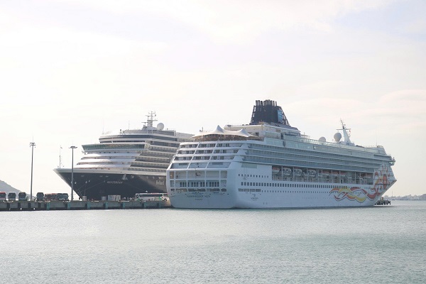 Hai t&agrave;u c&ugrave;ng đưa kh&aacute;ch đến cặp cảng Quốc tế Cam Ranh