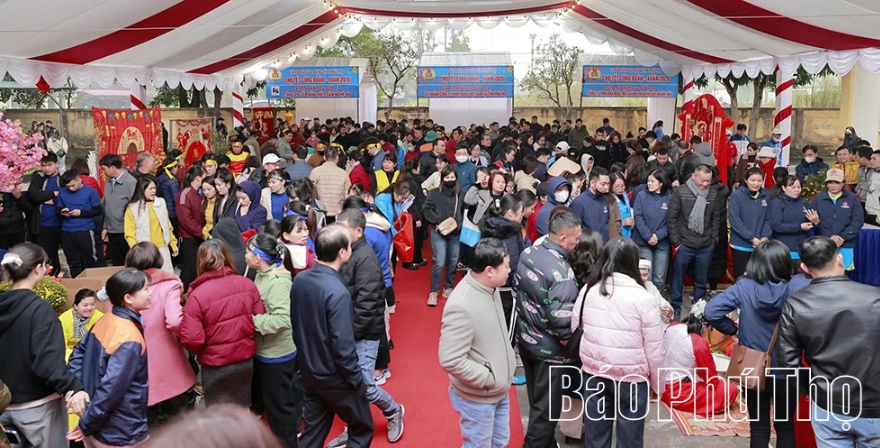 Mặc d&ugrave; thời tiết c&oacute; mưa, lạnh nhưng đ&ocirc;ng đảo đo&agrave;n vi&ecirc;n c&ocirc;ng đo&agrave;n, c&ocirc;ng nh&acirc;n lao động đến tham gia, cổ vũ c&aacute;c đội thi.