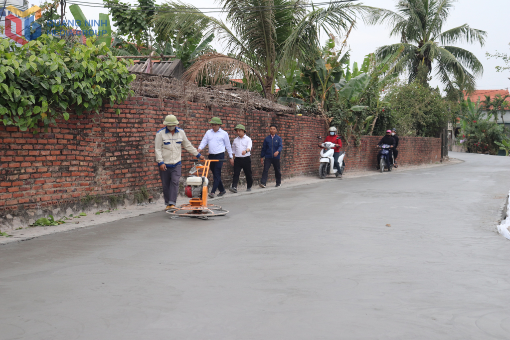 Tuyến đường tại phường Hiệp Hòa (TX Quảng Yên) có chiều dài 380m, rộng 5-6m, nay đã khoác lên mình diện mạo mới khang trang, sạch đẹp, đáp ứng tốt nhu cầu đi lại, sinh hoạt của người dân. Tuyến đường tại phường Hiệp Hòa (TX Quảng Yên) có chiều dài 380m, rộng 5-6m, nay đã khoác lên mình diện mạo mới khang trang, sạch đẹp, đáp ứng tốt nhu cầu đi lại, sinh hoạt của người dân.