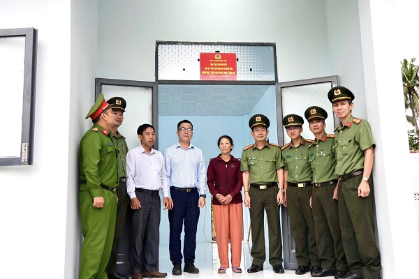 Người d&acirc;n c&oacute; nh&agrave; bị sụp đổ ho&agrave;n to&agrave;n trong lũ lụt được nhận căn nh&agrave; mới