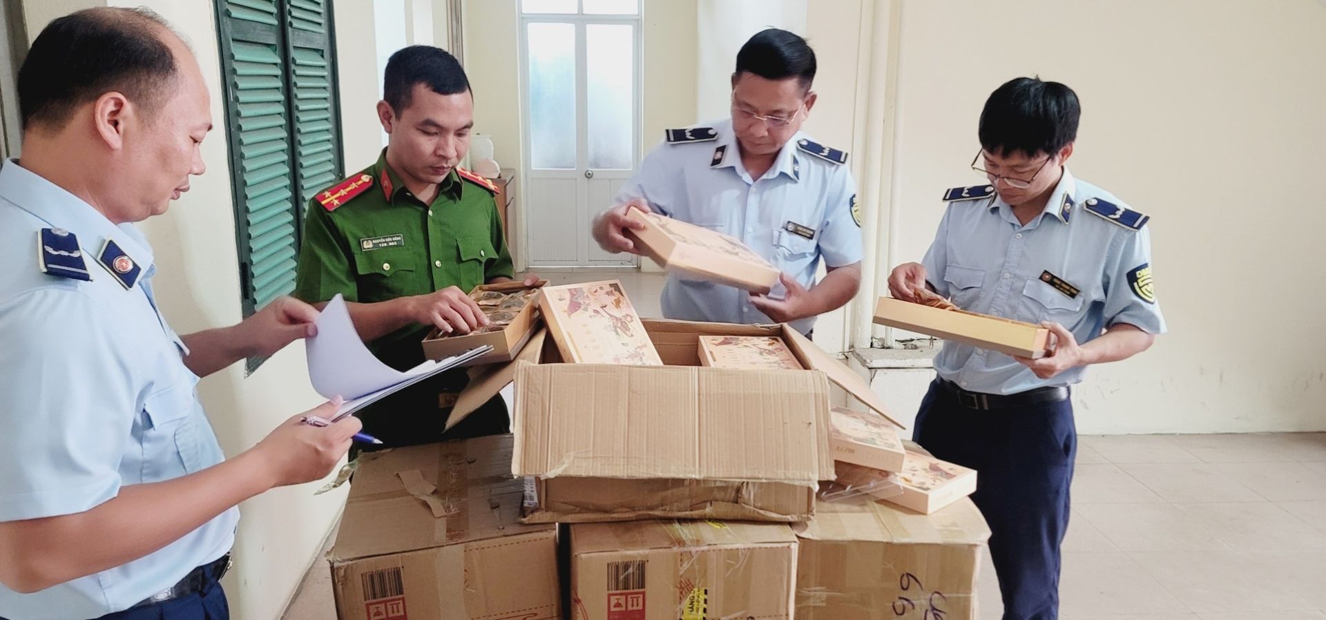 Lực lượng Quản l&yacute; thị trường H&agrave; Nội li&ecirc;n tiếp ph&aacute;t hiện, xử l&yacute; c&aacute;c vụ gian lận thương mại li&ecirc;n quan đến b&aacute;nh kẹo, thực phẩm