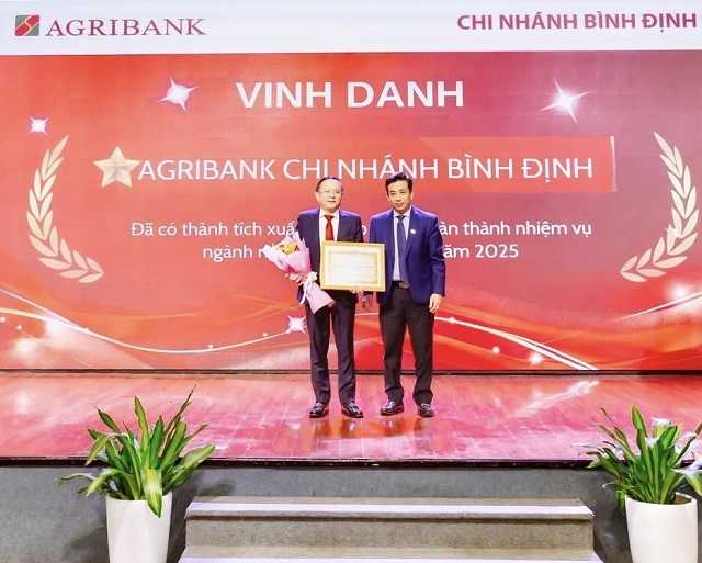 &Ocirc;ng Nguyễn Tr&agrave; Dương (b&ecirc;n phải) trao Giấy khen của Ng&acirc;n h&agrave;ng Nh&agrave; nước cho l&atilde;nh đạo Agribank &ndash; Chi nh&aacute;nh B&igrave;nh Định. Ảnh: Minh T&uacute;.