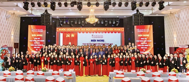 Đại biểu quan kh&aacute;ch v&agrave; l&atilde;nh đạo Agribank &ndash; Chi nh&aacute;nh B&igrave;nh Định, l&atilde;nh đạo C&ocirc;ng đo&agrave;n cơ sở Chi nh&aacute;nh chụp ảnh lưu niệm với tập thể c&aacute;n bộ, c&ocirc;ng chức, người lao động. Ảnh: M.T