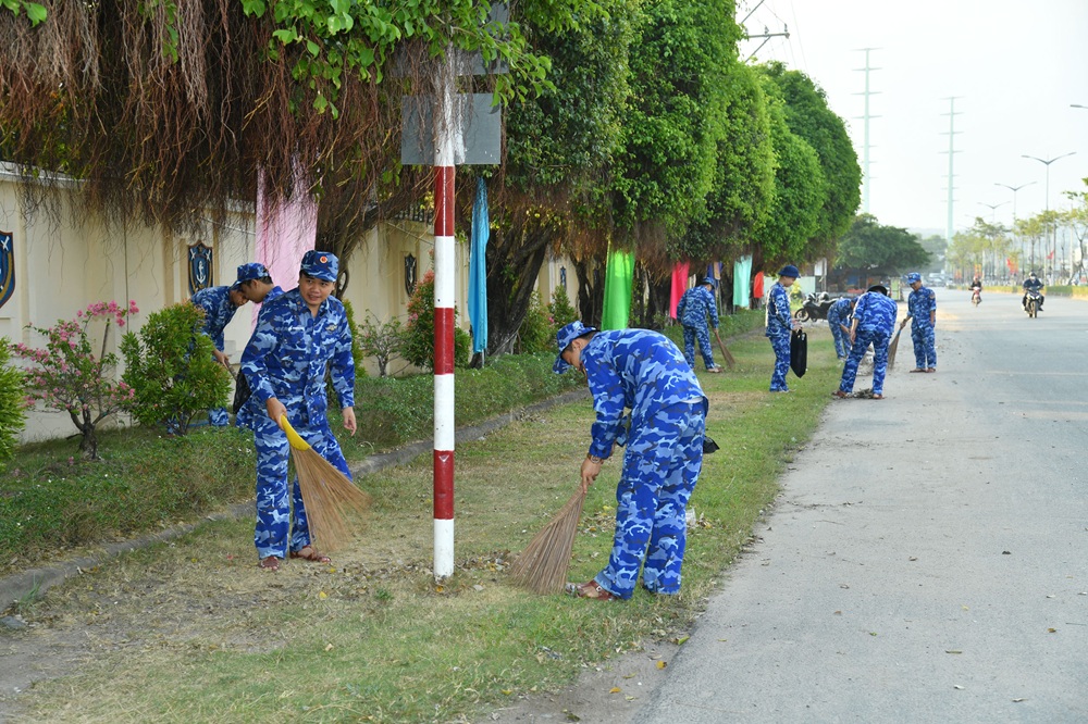 Cán bộ, đoàn viên thanh niên Bộ Tư lệnh Vùng Cảnh sát biển 4 tổng vệ sinh môi trường Cán bộ, đoàn viên thanh niên Bộ Tư lệnh Vùng Cảnh sát biển 4 tổng vệ sinh môi trường