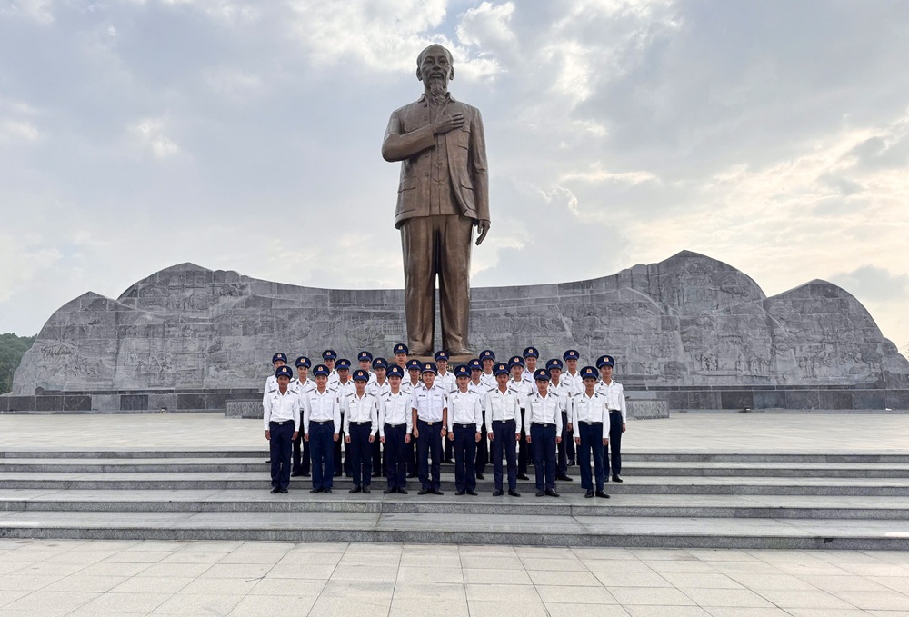 Cán bộ, đoàn viên thanh niên Bộ Tư lệnh Vùng Cảnh sát biển 4 dâng hương tại Tượng đài Chủ tịch Hồ Chí Minh Cán bộ, đoàn viên thanh niên Bộ Tư lệnh Vùng Cảnh sát biển 4 dâng hương tại Tượng đài Chủ tịch Hồ Chí Minh