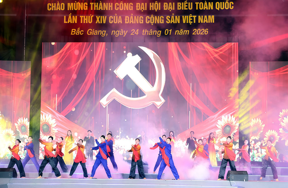 C&aacute;c nghệ sĩ biểu diễn tiết mục 