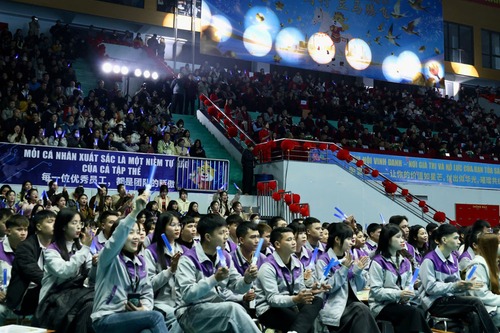 C&ocirc;ng nh&acirc;n lao động s&ocirc;i nổi tham gia hoạt động giao lưu tại chương tr&igrave;nh.