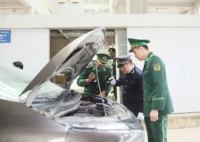Lực lượng Hải quan - Bi&ecirc;n ph&ograve;ng Cầu Treo phối hợp kiểm so&aacute;t phương tiện xuất nhập cảnh. Ảnh: H.N