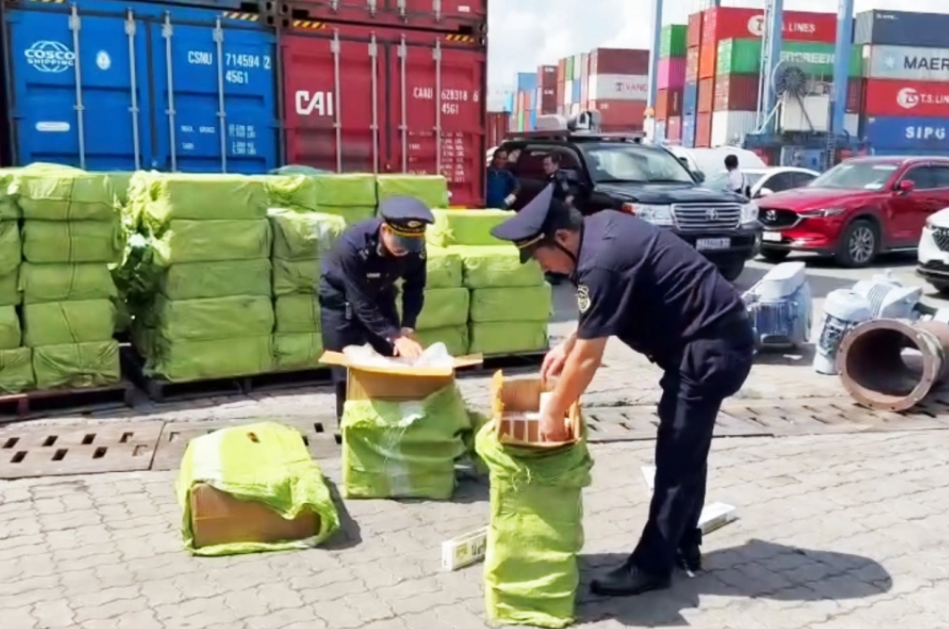 Lực lượng hải quan kh&aacute;m x&eacute;t l&ocirc; h&agrave;ng nhập khẩu từ Canada về Việt Nam chứa thuốc l&aacute; nhập lậu. Ảnh: KT