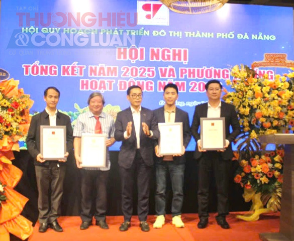 &Ocirc;ng Ph&ugrave;ng Ph&uacute; Phong - Ph&oacute; Chủ tịch Hội Quy hoạch Ph&aacute;t triển Đ&ocirc; thị Việt Nam phụ tr&aacute;ch KV Miền Trung tặng Bằng khen cho 4 tập thể: C&ocirc;ng ty Cổ phần Mặt trời (Sun Group), Chi hội C&ocirc;ng ty CP Vinaconex 25, Chi hội Viện Quy hoạch Đ&agrave; Nẵng, Chi hội Văn ph&ograve;ng Hội Quy hoạch Ph&aacute;t triển đ&ocirc; thị Đ&agrave; Nẵng.