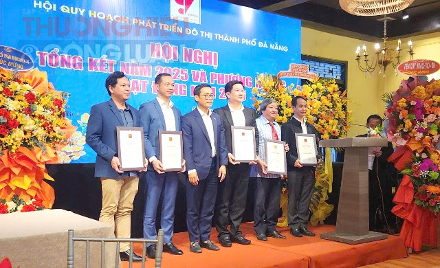 &Ocirc;ng Ph&ugrave;ng Ph&uacute; Phong - Ph&oacute; Chủ tịch Hội Quy hoạch Ph&aacute;t triển Đ&ocirc; thị Việt Nam phụ tr&aacute;ch KV Miền Trung tặng Bằng khen cho c&aacute;c c&aacute; nh&acirc;n đ&atilde; c&oacute; th&agrave;nh t&iacute;ch xuất sắc trong c&ocirc;ng t&aacute;c Hội năm 2025.