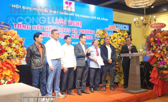 Chủ tịch Hội Quy hoạch Ph&aacute;t triển đ&ocirc; thị TP. Đ&agrave; Nẵng Đinh Thế Vinh trao Quyết định th&agrave;nh lập Chi hội Ban Tuy&ecirc;n truyền do Thạc sĩ, Kỹ sư Phan Thanh Đ&agrave; Hải l&agrave;m Chi hội trưởng v&agrave; ra mắt Ban Tuy&ecirc;n truyền.