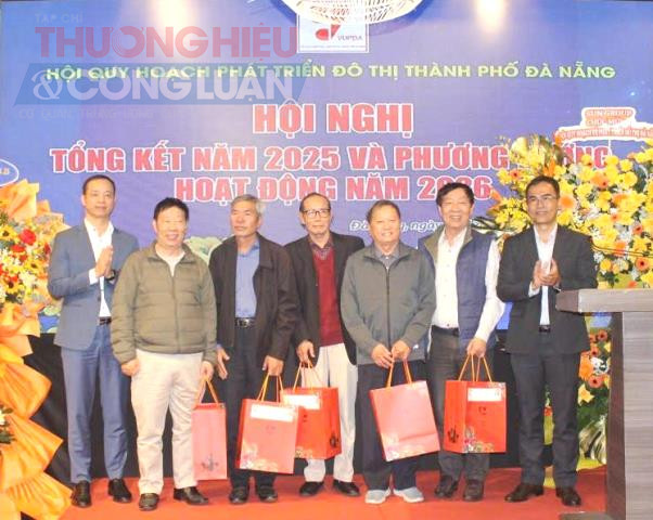 L&atilde;nh đạo Hội Quy hoạch Ph&aacute;t triển Đ&ocirc; thị Đ&agrave; Nẵng trao qu&agrave; Tết cho c&aacute;c hội vi&ecirc;n người cao tuổi, nguy&ecirc;n l&atilde;nh đạo Hội qua c&aacute;c thời kỳ.