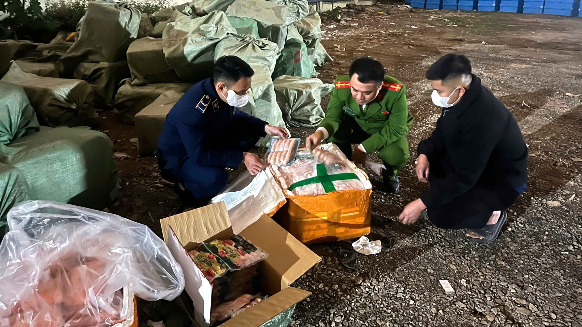 Hà Nội thu giữ hơn 10 tấn thực phẩm đông lạnh không rõ nguồn gốc