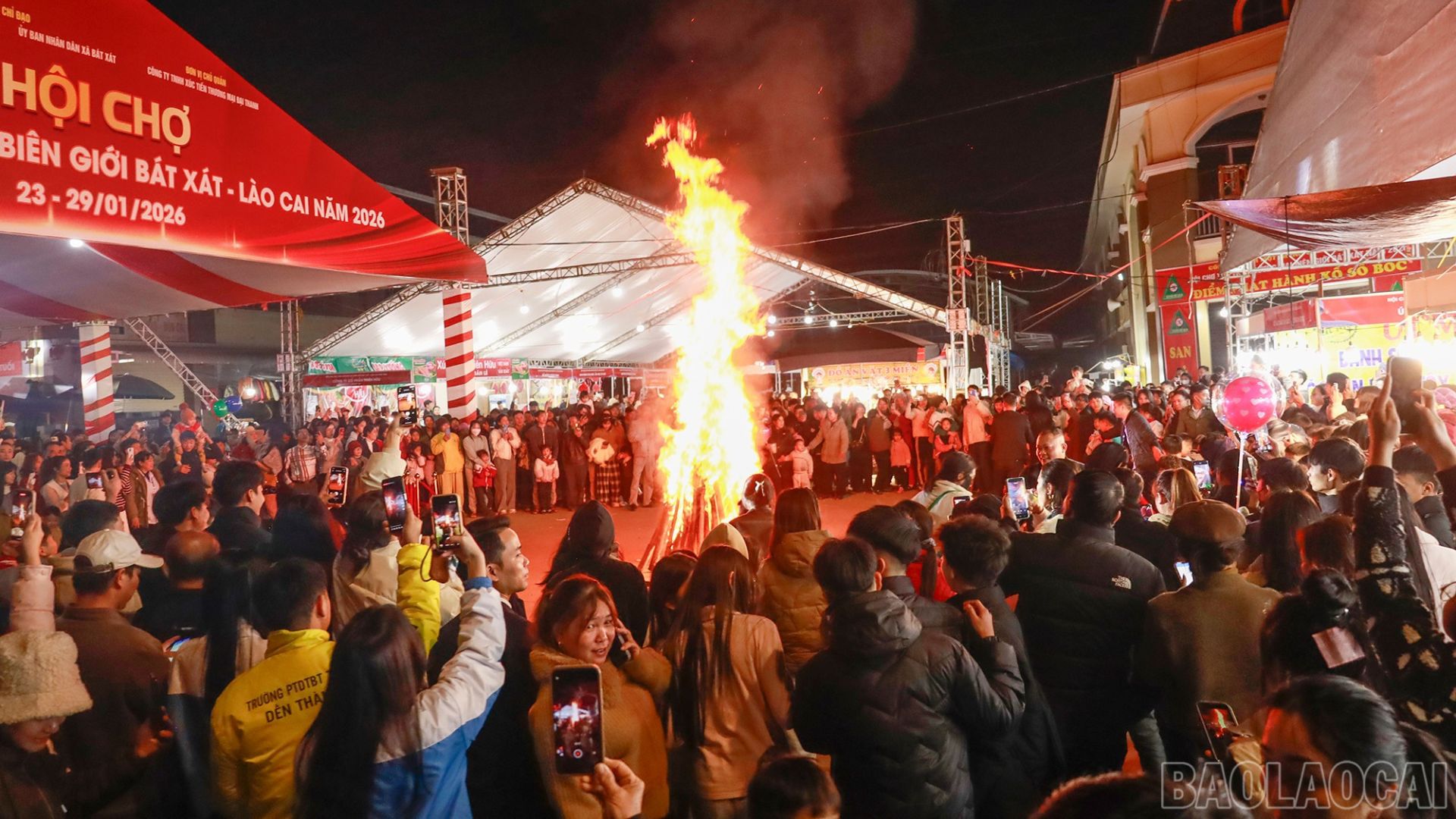 Hội chợ thu hút sự quan tâm của đông đảo người dân và du khách. Hội chợ thu hút sự quan tâm của đông đảo người dân và du khách.