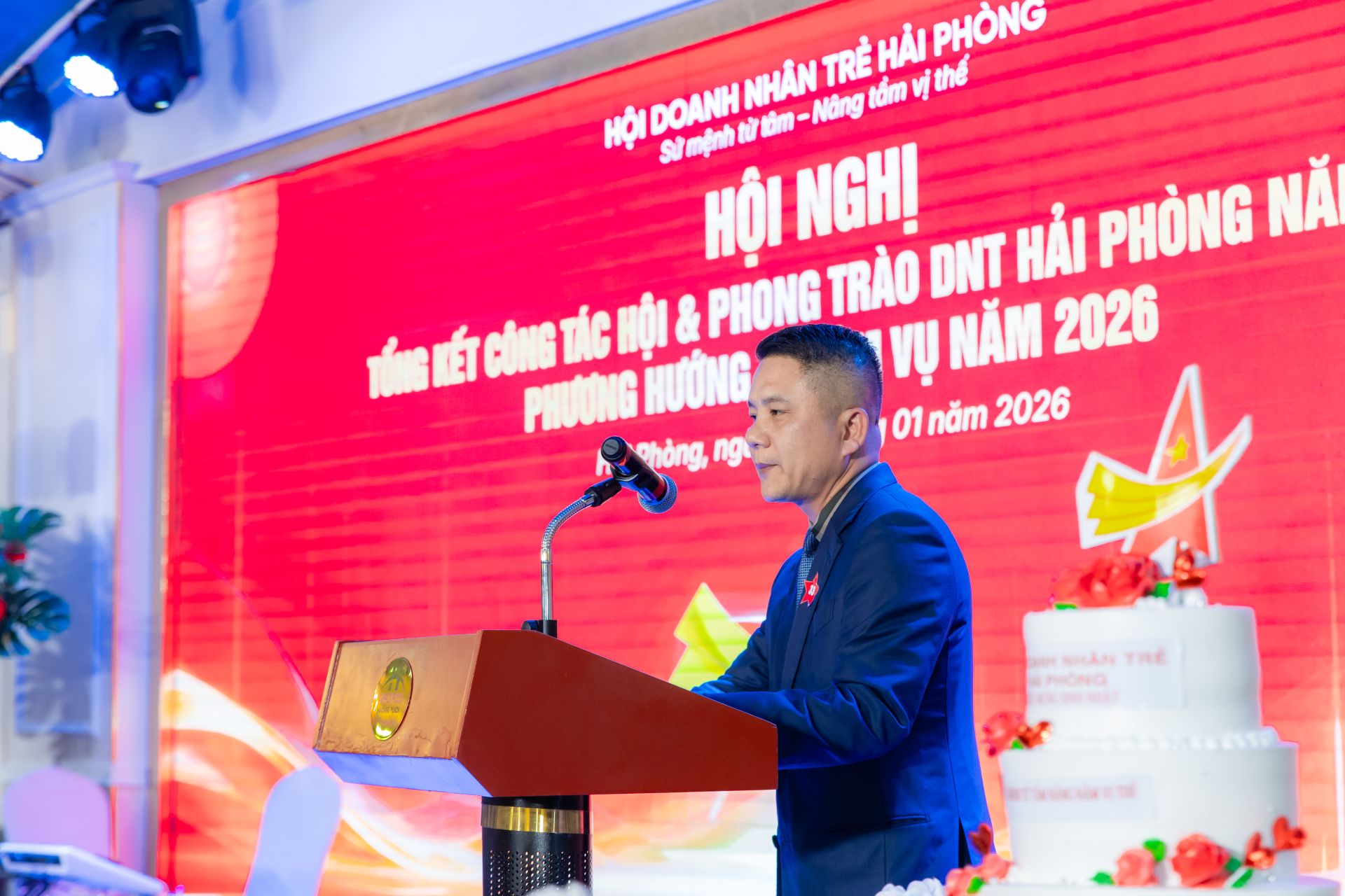 Chủ tịch Hội Doanh nh&acirc;n trẻ Hải Ph&ograve;ng Đặng Việt B&aacute;ch b&aacute;o c&aacute;o tại Hội nghị.