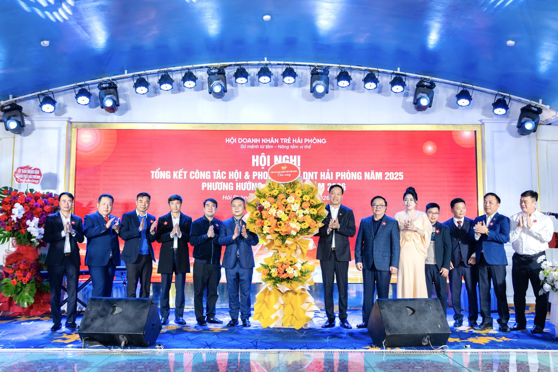 Chủ tịch Hội Doanh nh&acirc;n trẻ Hải Ph&ograve;ng Đặng Việt B&aacute;ch b&aacute;o c&aacute;o tại Hội nghị.