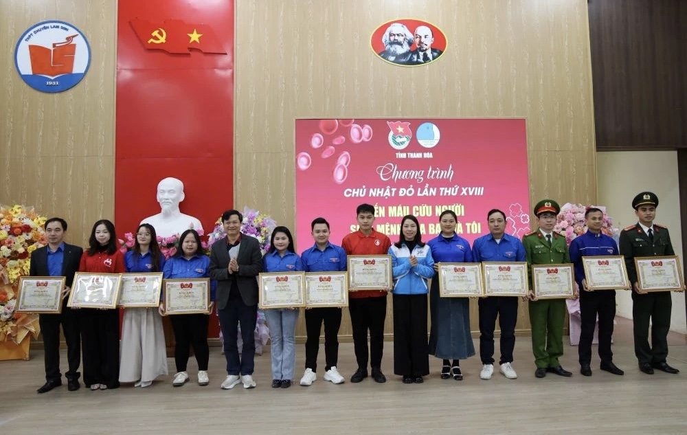 Ban tổ chức tặng bằng khen của Ban Chấp hành Tỉnh đoàn cho các cá nhân. Ban tổ chức tặng bằng khen của Ban Chấp hành Tỉnh đoàn cho các cá nhân.