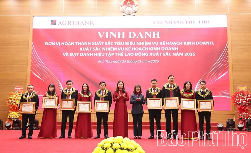 C&aacute;c đồng ch&iacute; l&atilde;nh đạo Ng&acirc;n h&agrave;ng Nh&agrave; nước khu vực 4, Agribank Chi nh&aacute;nh Ph&uacute; Thọ khen thưởng c&aacute;c đơn vị ho&agrave;n th&agrave;nh xuất sắc nhiệm vụ kinh doanh năm 2025.