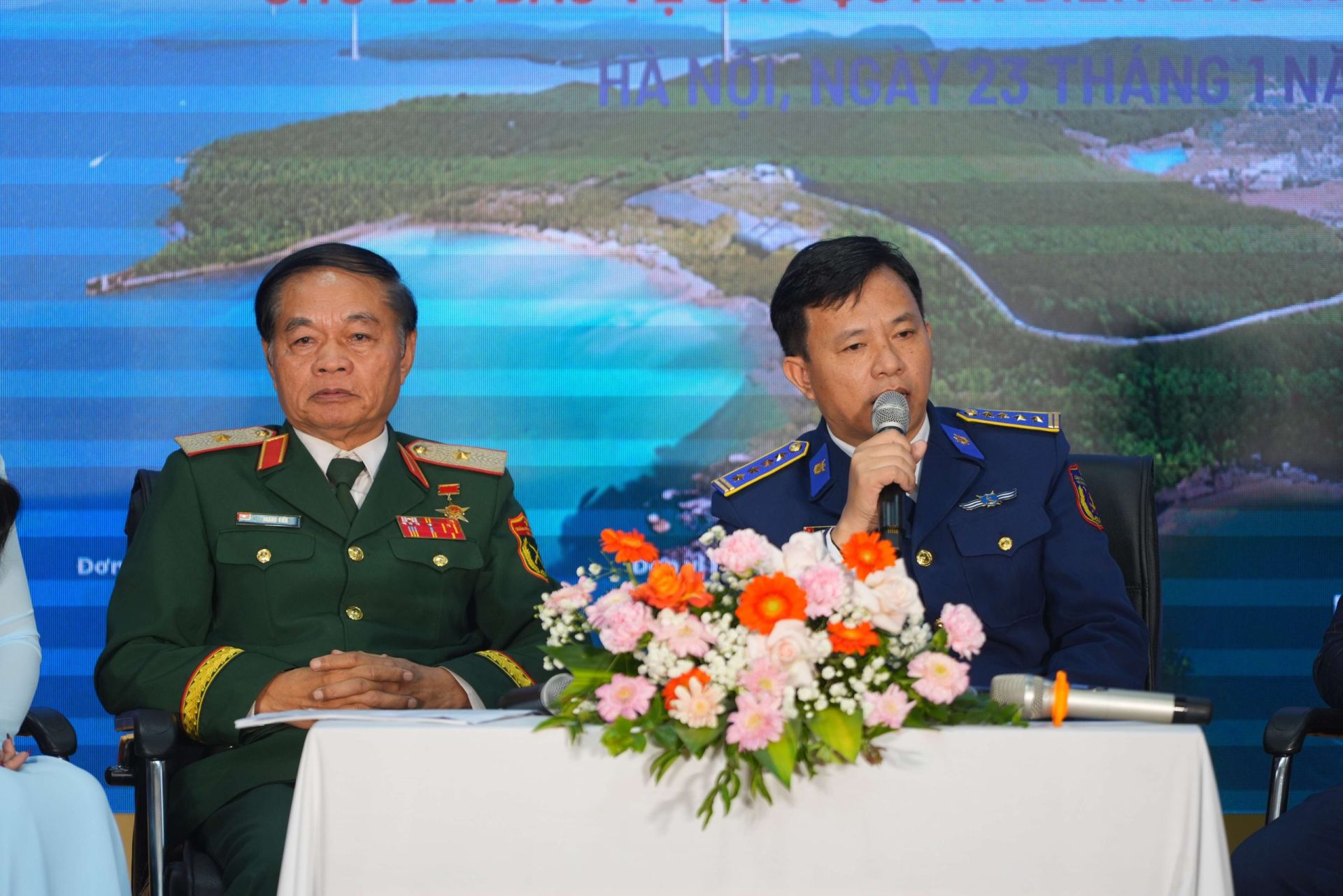 Đại t&aacute; Nguyễn Văn Hiển, Ph&oacute; Chủ nhiệm Ch&iacute;nh trị, Cảnh s&aacute;t biển Việt Nam trao đ&ocirc;̉i v&ecirc;̀ bảo v&ecirc;̣ chủ quyền trong kỉ nguy&ecirc;n số