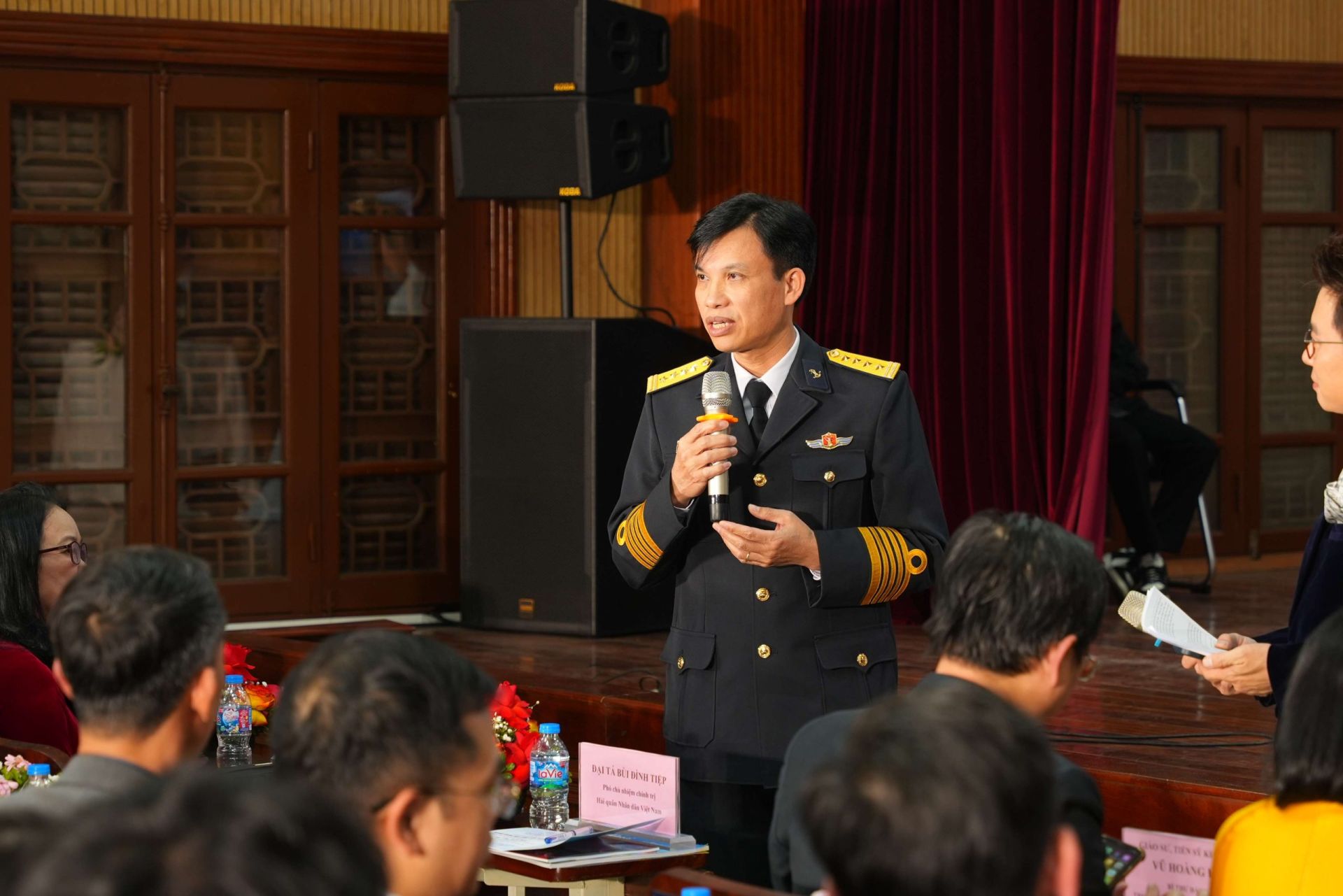 Đại t&aacute; B&ugrave;i Đ&igrave;nh Tiệp, Ph&oacute; Chủ nhiệm Ch&iacute;nh trị Hải qu&acirc;n trả lời c&acirc;u hỏi của sinh vi&ecirc;n Trường Đại học Khoa học Tự nhi&ecirc;n