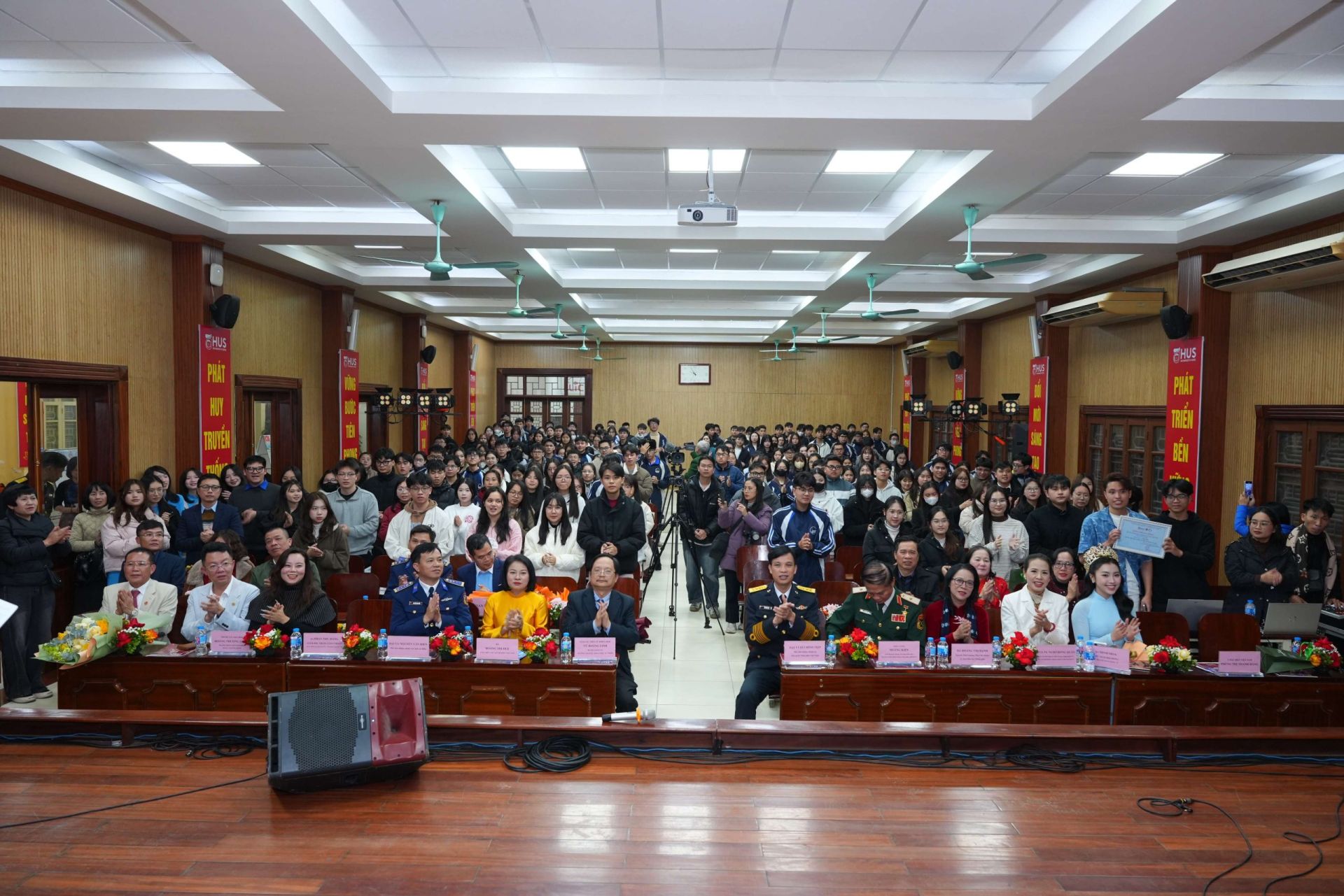 Toàn cảnh chương trình giao lưu.