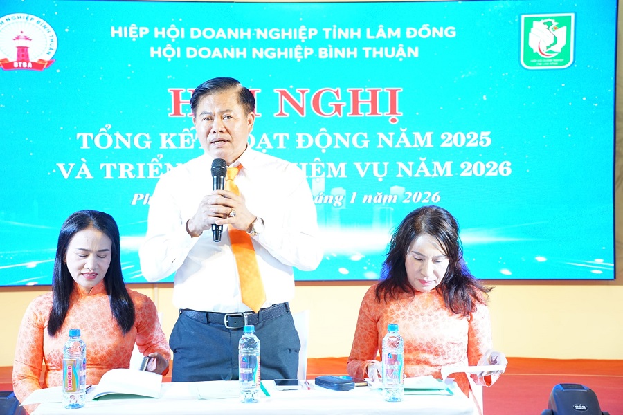 &Ocirc;ng Nguyễn Hữu Th&agrave;nh, Ph&oacute; Chủ tịch Hiệp hội doanh nghiệp L&acirc;m Đồng, Chủ tịch Hội doanh nghiệp B&igrave;nh Thuận chủ tr&igrave; hội nghị