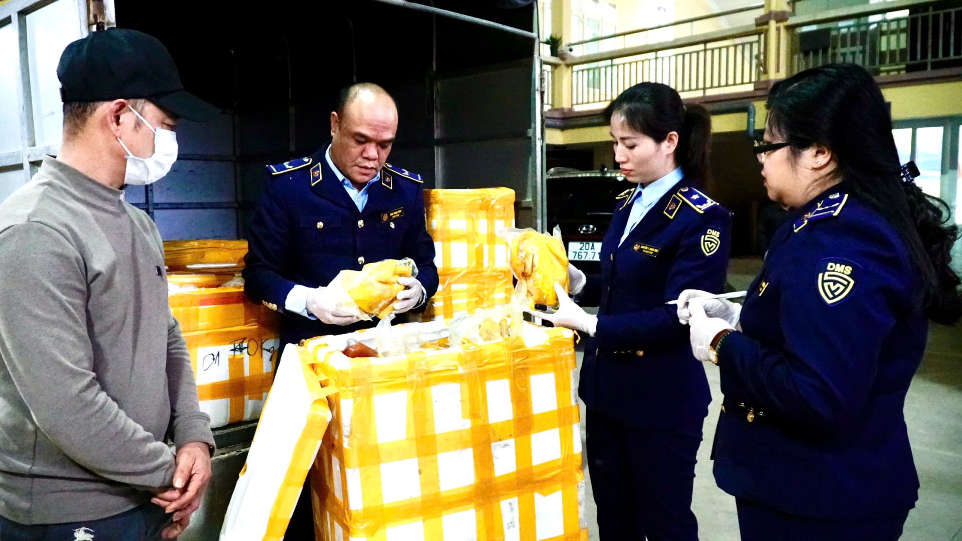 Thái Nguyên: Phát hiện, lý số lượng lớn chân gà rút xương và gà ủ muối không rõ nguồn gốc