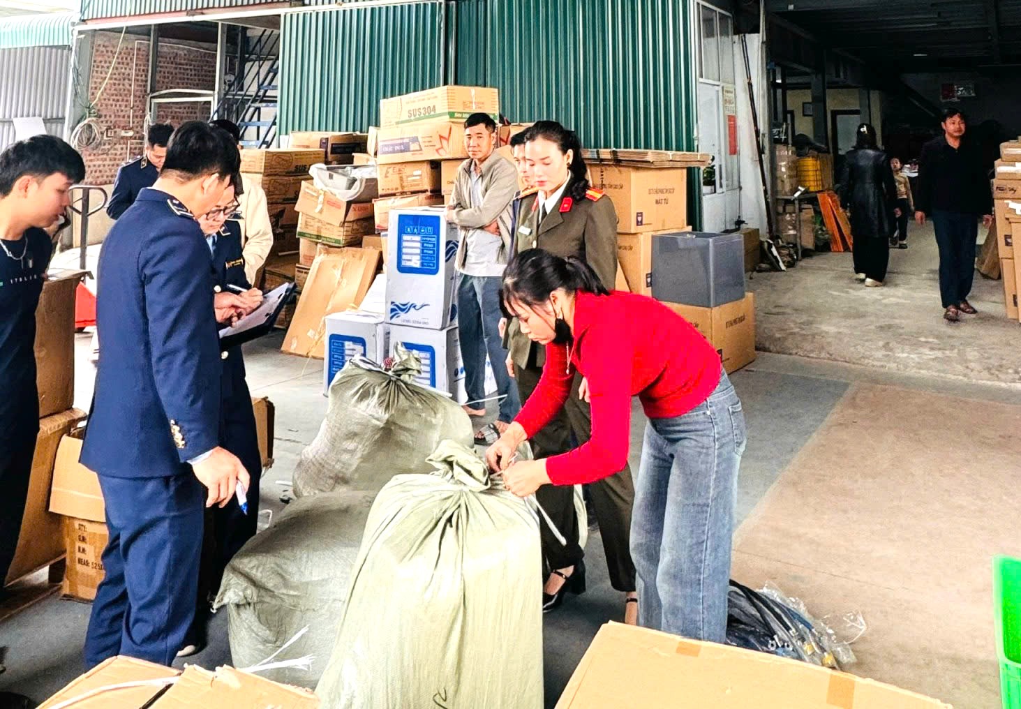 Quản lý thị trường Ninh Bình giữ vững ổn định thị trường, bảo vệ người tiêu dùng