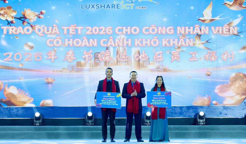 Đồng ch&iacute; Thạch Văn Chung, Chủ tịch Li&ecirc;n đo&agrave;n Lao động tỉnh tặng v&eacute; xe v&agrave; qu&agrave; Tết cho c&ocirc;ng nh&acirc;n th&ocirc;ng qua đại diện tổ chức c&ocirc;ng đo&agrave;n cơ sở của hai doanh nghiệp.