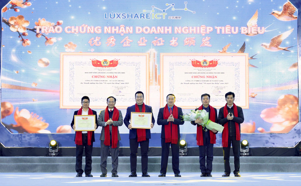Đồng ch&iacute; Phạm Văn Thịnh c&ugrave;ng đại diện l&atilde;nh đạo Li&ecirc;n đo&agrave;n Lao động tỉnh, Ban Quản l&yacute; C&aacute;c khu c&ocirc;ng nghiệp tỉnh trao Chứng nhận 