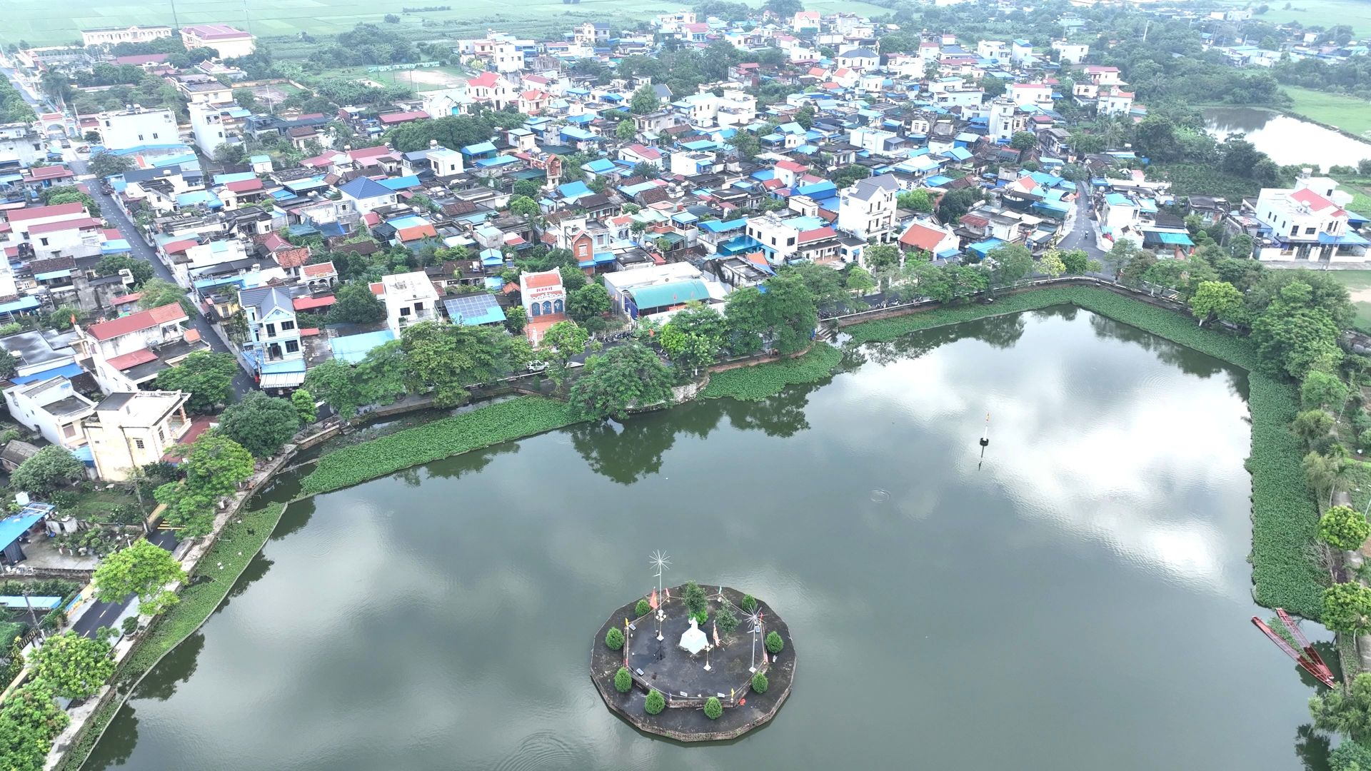 905 Bộ mặt n&ocirc;ng th&ocirc;n mới th&ocirc;n Đ&ocirc;ng Chiền, phường Hồng Quang, tỉnh Ninh B&igrave;nh ng&agrave;y c&agrave;ng sạch đẹp, văn minh hơn.