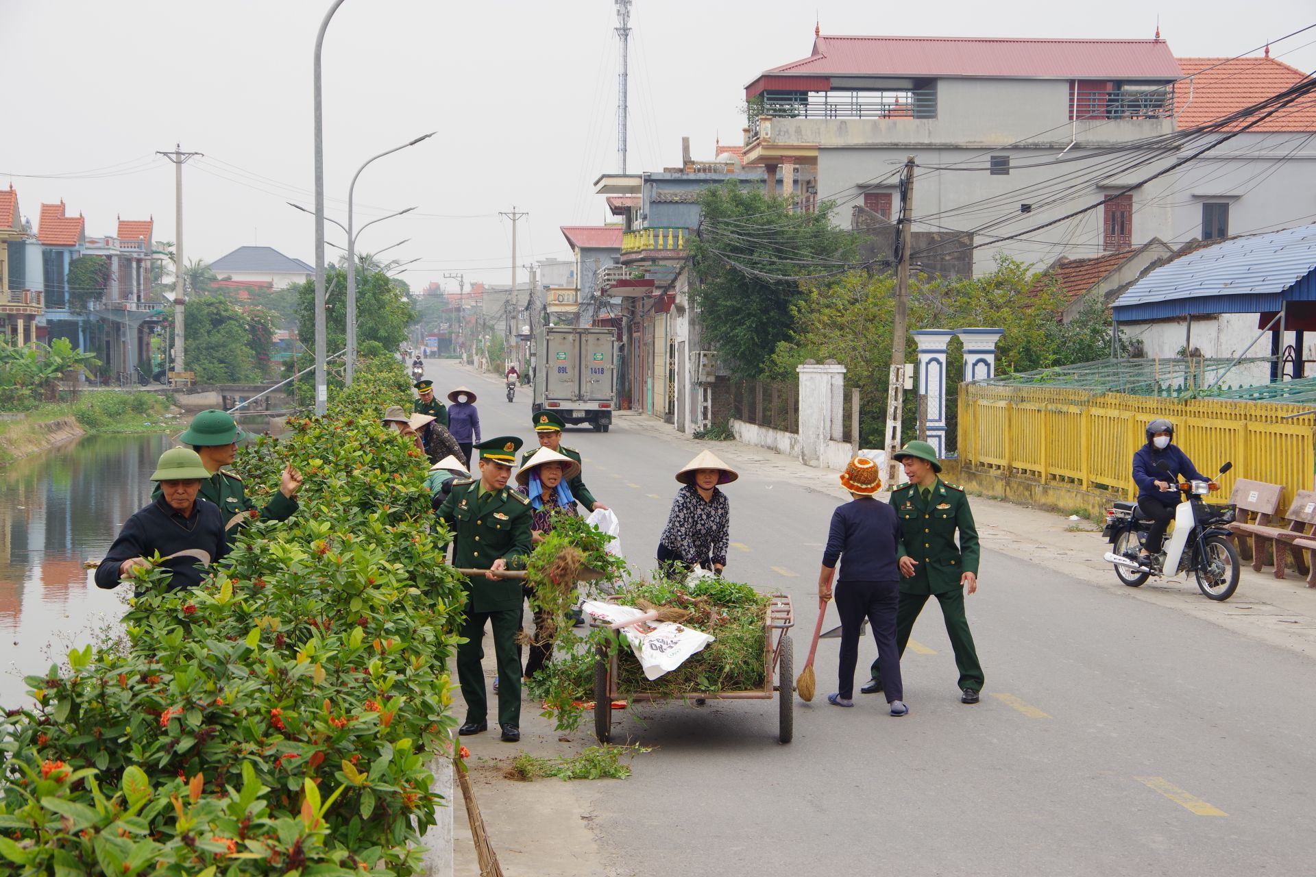 3023 Bộ đội Bi&ecirc;n ph&ograve;ng tỉnh Ninh B&igrave;nh phối hợp với c&aacute;c tổ chức đo&agrave;n thể dọn vệ sinh m&ocirc;i trường.