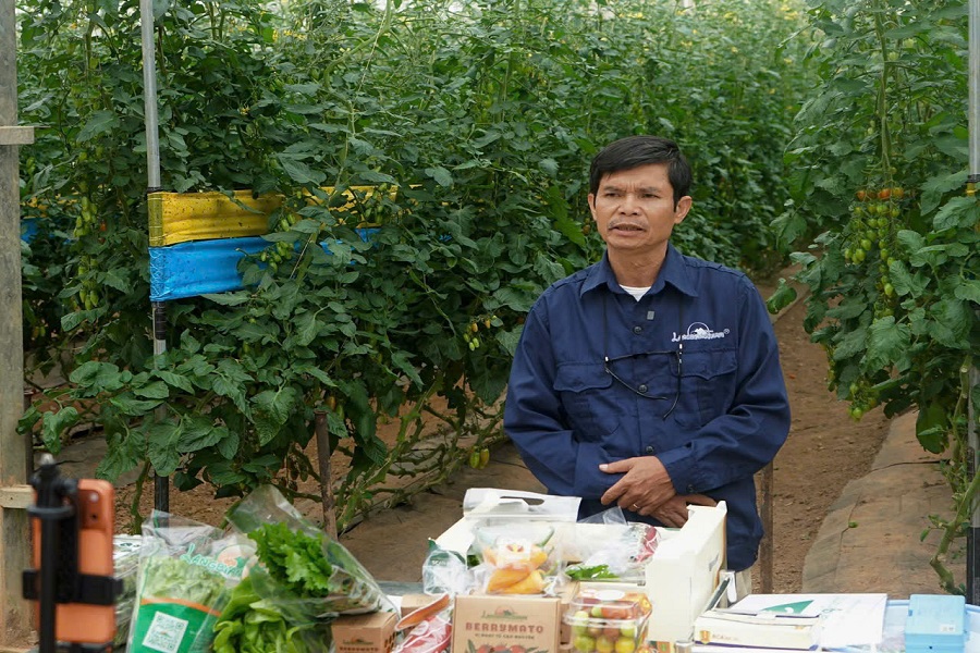 &Ocirc;ng Trần Huy Đường livestream tại trang trại