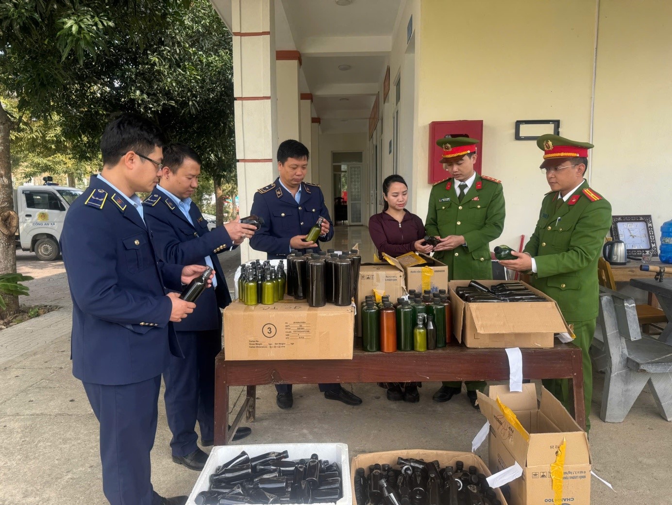 Thanh Hóa: Xử phạt 12 triệu đồng, tiêu hủy gần 500 chai mỹ phẩm không rõ nguồn gốc