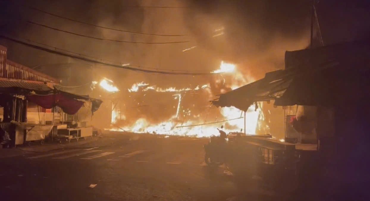 TP.HCM: Cháy dữ dội nhiều nhà kết hợp kinh doanh sát chợ Nhị Thiên Đường