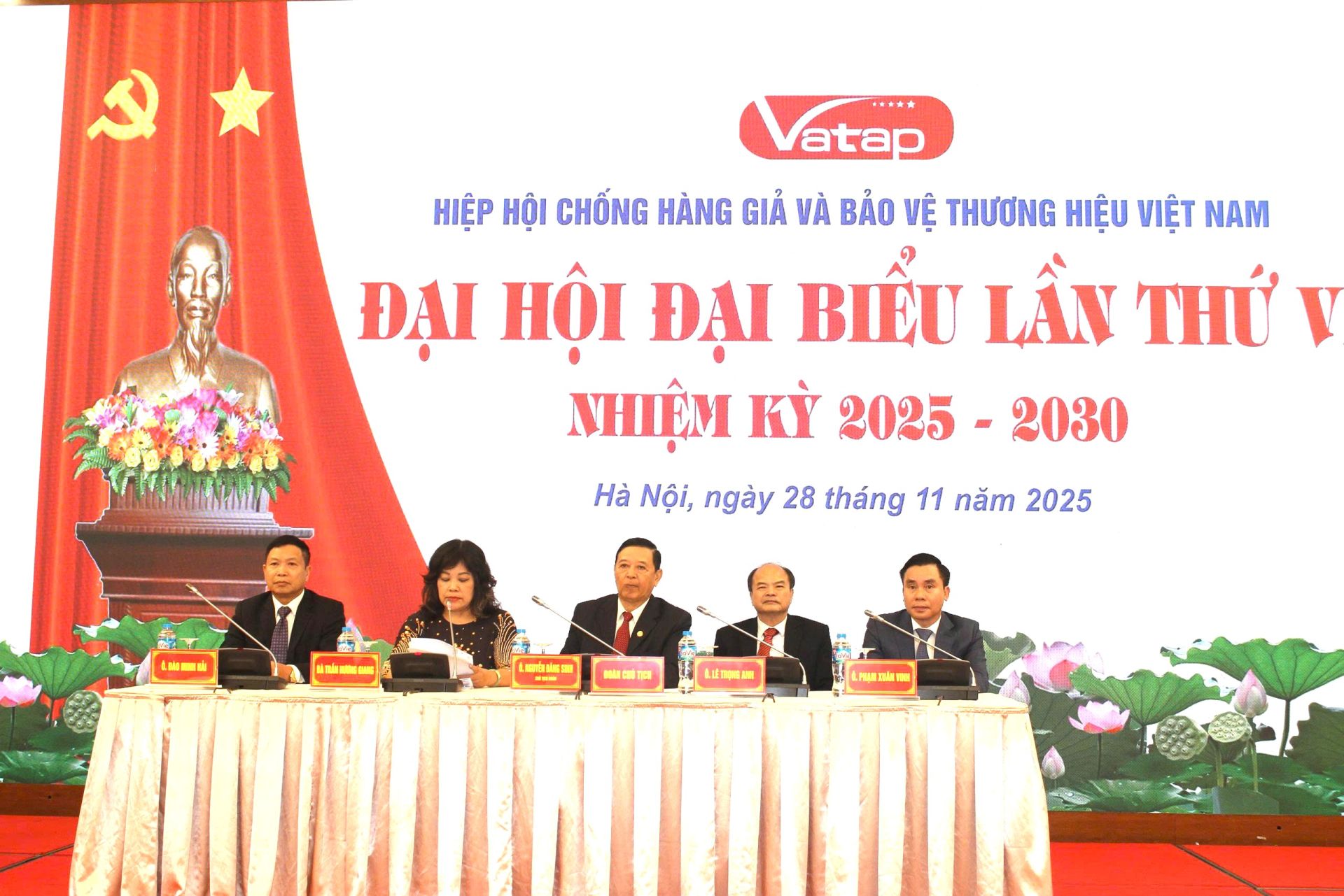 2/ Phó Chủ tịch Thường trực Hiệp hội VATAP Phạm Xuân Vinh cùng Đoàn Chủ tịch tại Đại hội địa biểu Hiệp hội VATAP lần thứ VI (tháng 11/2025) 2/ Phó Chủ tịch Thường trực Hiệp hội VATAP Phạm Xuân Vinh cùng Đoàn Chủ tịch tại Đại hội địa biểu Hiệp hội VATAP lần thứ VI (tháng 11/2025)