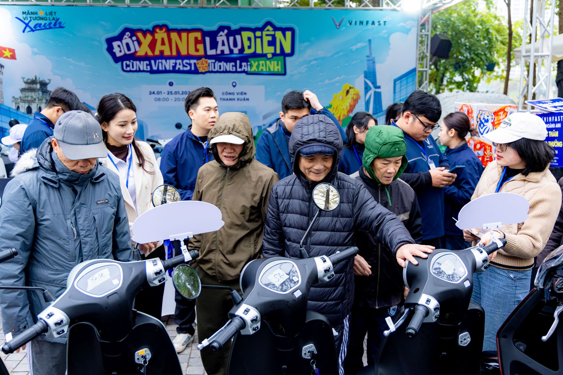 Xe m&aacute;y điện VinFast &ldquo;được l&ograve;ng&rdquo; từ học sinh, nh&acirc;n vi&ecirc;n văn ph&ograve;ng tới người lớn tuổi