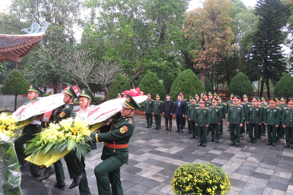 Trong kh&ocirc;ng kh&iacute; trang nghi&ecirc;m, trước Đ&agrave;i tưởng niệm anh h&ugrave;ng, liệt sĩ P&ograve; H&egrave;n, đo&agrave;n c&ocirc;ng t&aacute;c đ&atilde; đặt v&ograve;ng hoa, d&acirc;ng hương tưởng niệm c&aacute;c anh h&ugrave;ng, liệt sĩ đ&atilde; anh dũng chiến đấu, hy sinh để bảo vệ chủ quyền thi&ecirc;ng li&ecirc;ng của đất nước.