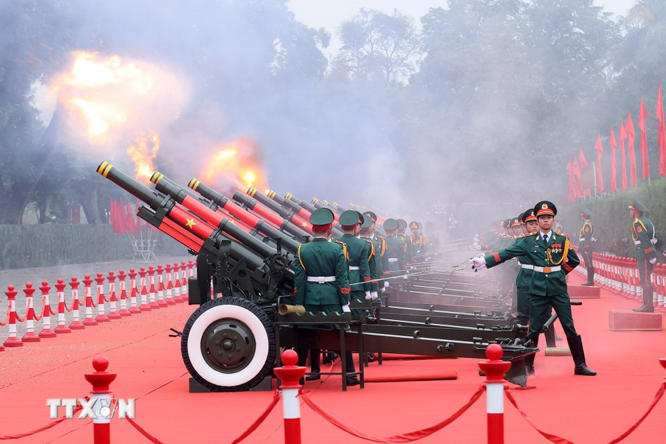 Nghi thức bắn 21 loạt đại b&aacute;c ch&agrave;o mừng Tổng B&iacute; thư, Chủ tịch nước L&agrave;o Thongloun Sisoulith v&agrave; Phu nh&acirc;n thăm cấp Nh&agrave; nước tới Việt Nam. (Ảnh: TTXVN)