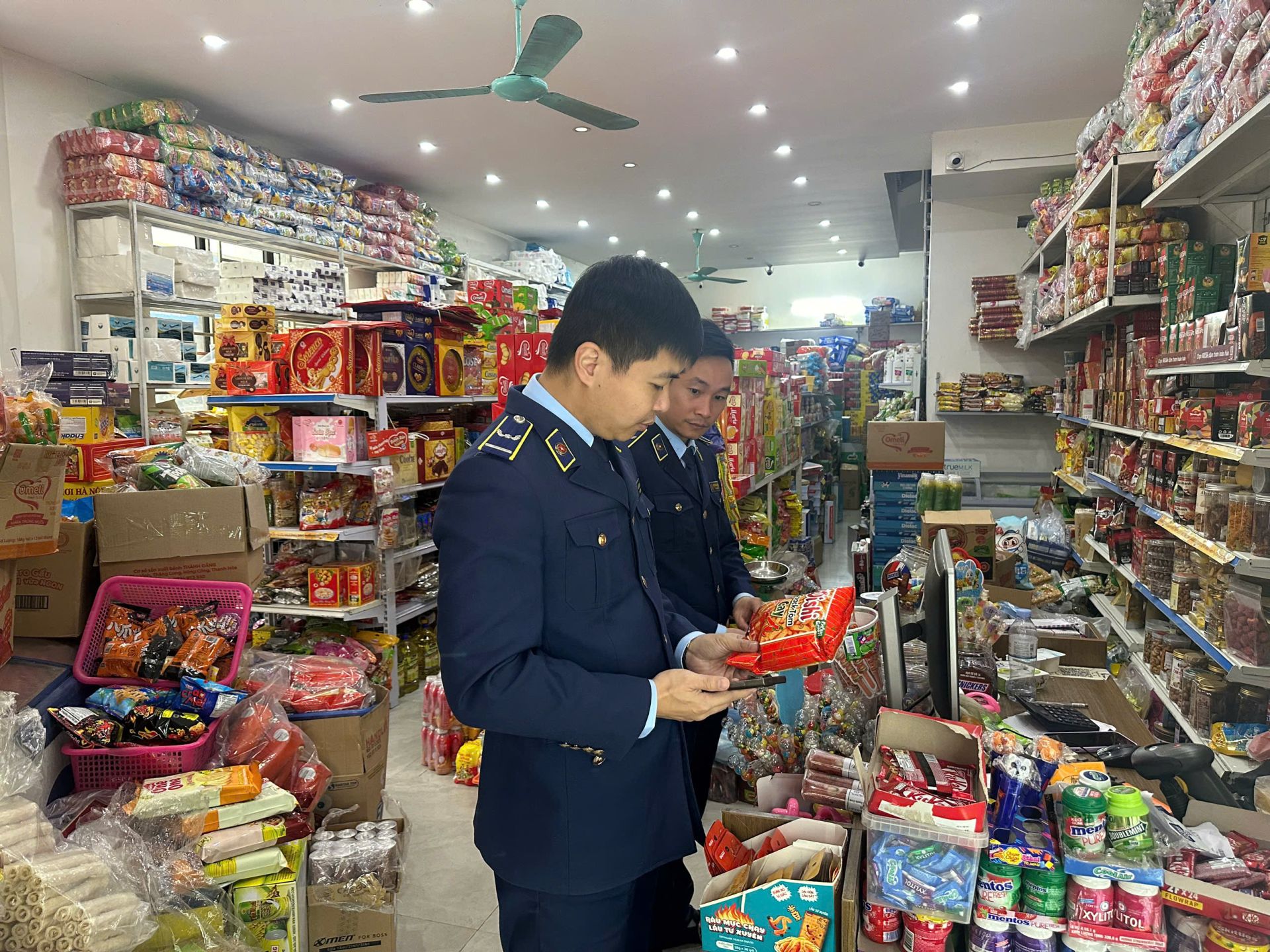 Lực lượng Quản lý thị trường tỉnh Hưng Yên kiểm tra hàng hóa tại cơ sở kinh doanh Lực lượng Quản lý thị trường tỉnh Hưng Yên kiểm tra hàng hóa tại cơ sở kinh doanh